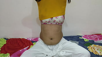 भारतीय सौतेली बहन ने अपने सौतेले भाई को चोदकर उसका पहला अनुभव दिया और उसे तोहफा देने में मदद की