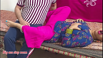 मोटी गांड वाली सौतेली माँ और उसकी सौतेली बहन एक साथ चुदाई करती हैं हिंदी में साफ आवाज़