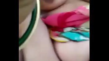 देसी रोशनी भाभी अपना मादक बदन दिखाते हुए