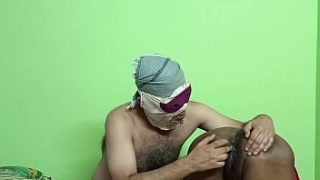 काली हिंदुस्तानी घरेलू औरत गांड चूस रही है