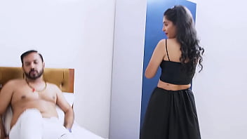 गर्म देशी बीवी अपने ही कॉलेज के दो जवान लवरों के साथ जंगी थ्रीसम में चुदाई का मज़ा ले रही है