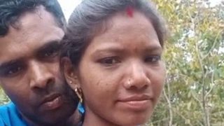 गाँव के देसी जोड़े का बाहर खुले में चुंबन और छूने का अश्लील दृश्य