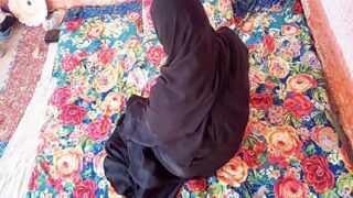 पाकिस्तानी आपा भैया का लंड अपनी चूत में लेती है