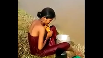 खुले मैदान में देसी भाभी का नहाना