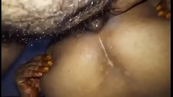 गर्म देसी जोड़ा जो तीसरे के साथ मज़ा लेता है