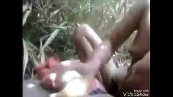 जंगल में देसी शादीशुदा जोड़े का गर्म सेक्स
