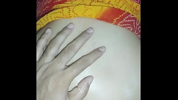 भारतीय गरम सेक्सी साड़ी वाली आंटी को जवान लड़के ने चोदा