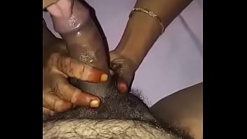 गर्म देसी जोड़ा जिसमें पत्नी को दूसरे मर्दों से चुदवाने का शौक है