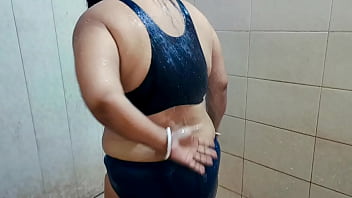 गर्मागर्म नई नवेली देसी भाभी का नंगा नहान