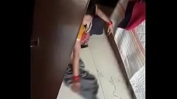 गर्म देसी नौकरानी का अश्लील अंदाज