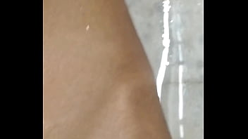 देसी सौतेली बहन ने अपने भाई को नंगा करके नहलाया