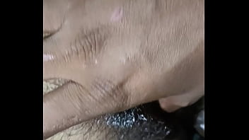 गांड और चूत में जबरदस्ती का मज़ा लेती हुई देसी भाभी