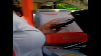 गुच्छेदार देसी छातियाँ टी-शर्ट में उभरी हुई