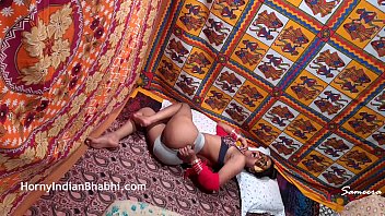 भारतीय सौतेली माँ सिमरान की चूत के लिए तड़प रही है मोटे लंड की