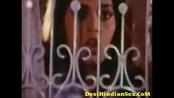 भारतीय अभिनेत्री का गर्म दृश्य: प्रेमी को कामोत्तेजक अंदाज में लुभाती हुई