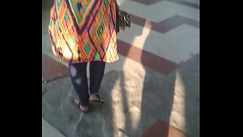 भारी भारतीय आंटी की गांड चलती हुई