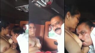 कार में कन्नड़ नेता की बाहरवाली छाती चूसने की यौन क्रिया