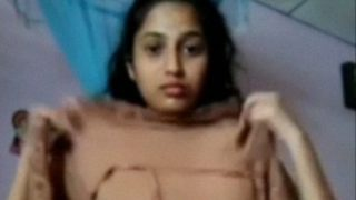 गंदी देसी रूममेट नंगी सेल्फी पोर्न बनाते-बनाते बाल-बाल बची