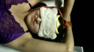 गर्म दोस्त अपने बॉयफ्रेंड से बांधकर चुदवाने की मांग करती है सेक्स एमएमएस में