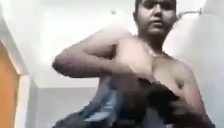 गांव की आंटी का बाथरूम में नंगा नाच