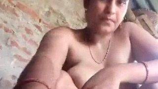 गांव की देहाती चूत में खूनी रंग