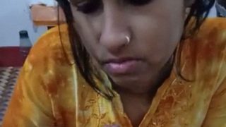 गांव की नौकरानी की बेटी चूसती है लंड