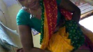 गांव की नौकरानी की साड़ी उठाकर जंगली चुदाई का वीडियो
