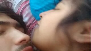 जवान जोड़ा जबरदस्त चुदाई करते हुए अपना सेक्सी एमएमएस रिकॉर्ड करता है