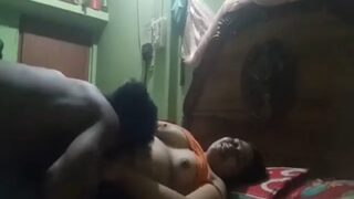 तमिल सेक्स वीडियो में देसी भाभी को चोदता है वहीदार शौकीन