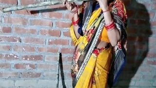 देसी देवर अपनी भाभी की चूत में अपना गन्ना डालकर उसे चोदता है
