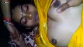पीले रेशमी साड़ी में नौकरानी का यौन संबंध