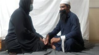 फकीर झूठ बोलकर पाकिस्तानी सेक्सी मिल्फ को चोदता है