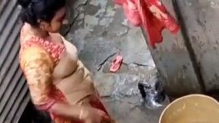 बांग्लादेशी भाभी का नहाते हुए चोरी का वीडियो