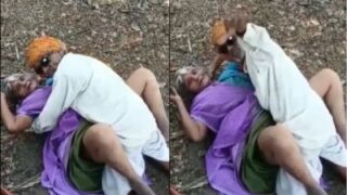 बूढ़े राजस्थानी जोड़े का गांव में बाहर खुले में जंगली सेक्स