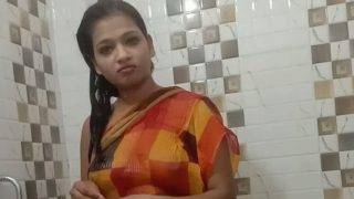 सरिका का गीला स्नान वीडियो, देखो कैसे भीग रही है वो