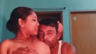 सेक्सी उभारों वाली बांग्लादेशी भाभी अपने पति के सामने नाचते-छलांगते कपड़े उतार रही है