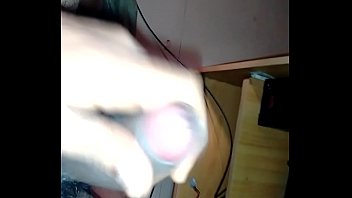 भारतीय सांड़ हाथ से अपना लंड मसल रहा है