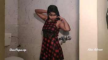 गर्म पानी से नहाती हुई देसी अलिया आडवाणी