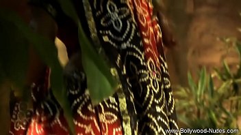 भड़कीली नृत्यांगना की उत्तेजक मुद्राएँ