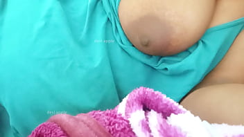 भारतीय भाभी के उभरे हुए सेक्सी स्तन