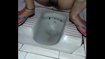 गर्म देसी बीवी पूजा का पेशाब