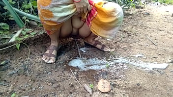 गर्म देसी आंटी का जंगली पेशाब, देखना ना भूलें