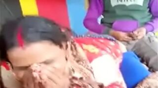 एक बूढ़ा ट्रक ड्राइवर अपने ट्रक में एक देसी वेश्या को चोदता है