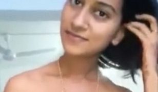कामुक देसी युवती का गर्मागर्म सेक्स वीडियो जिसमें चूसने का मजा ले रही है