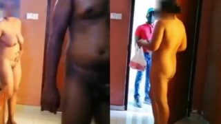 गर्म अधेड़ औरत ने डिलीवरी बॉय से पार्सल लेते हुए उसे अपने नंगे बदन से रिझाया