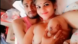 नवविवाहित जोड़ा बिस्तर पर अपनी हनीमून सेक्स की रिकॉर्डिंग करता है