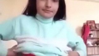 मासूम कॉलेज लड़की अपनी चूत में उंगली डालकर चुदाई का मजा लेती हुई