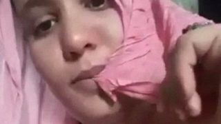 मोटे स्तनों वाली देहाती भारतीय आंटी अपने उभारों को मसलती हुई