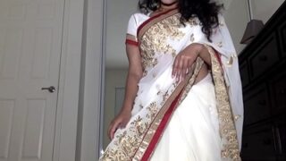 சூடான சென்னை முதிய பெண் வலைக்காட்சியில் காம உணர்வுகளை தூண்டும் நிலையில் உடை அகற்றுகிறாள்