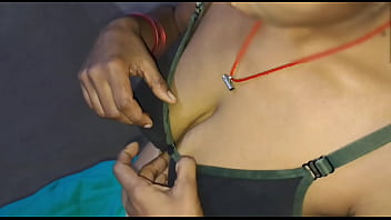 बेड पर बेचैन गांव की युवती को उसके प्रेमी ने कमरे में जाकर चोदा